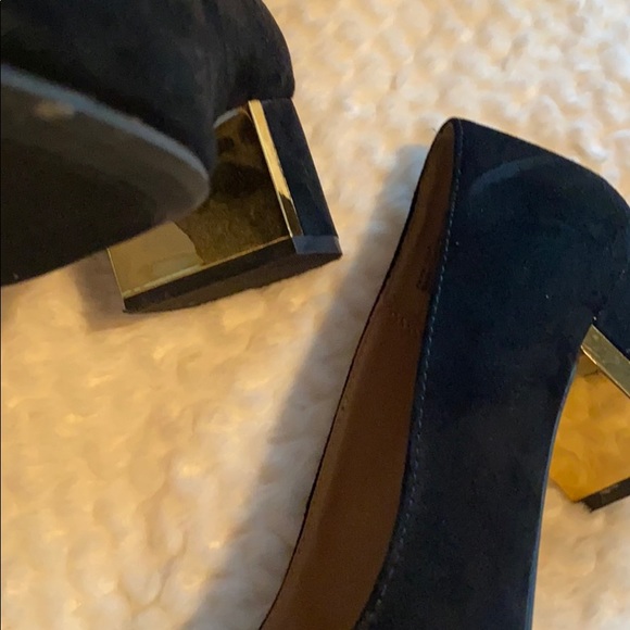 Black dress shoe with gold heel accent - Picture 4 of 5